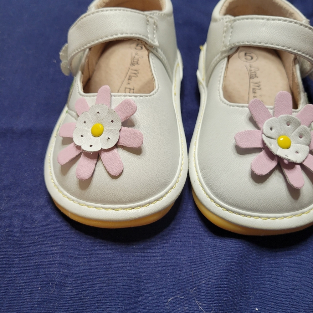 Toddler girl Little Mae's Boutique size 5 white with pink flower Mary Jane shoes